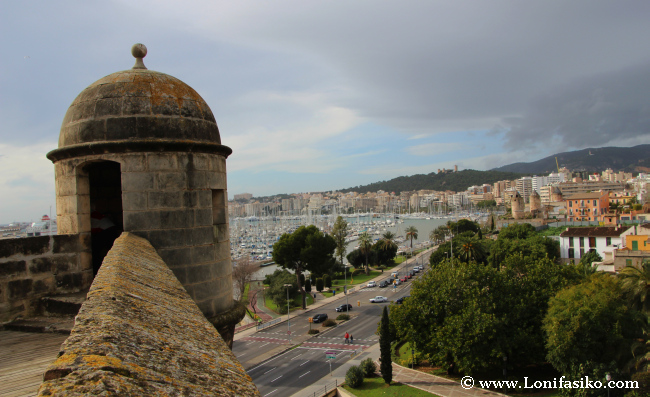 Vistas de la ciudad y bahía de Palma desde la terraza del museo Es Baluard