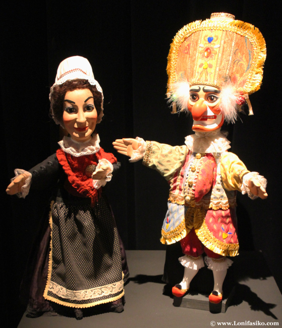 Pareja de marionetas de una exposición temporal en Topic de Tolosa