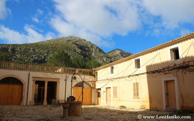 Patio de la finca pública Es Galatzó