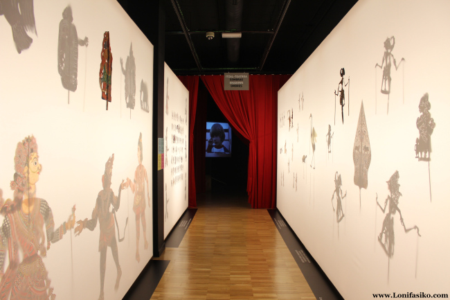 Pasillo y teatro de marionetas y sombras en Topic de Tolosa