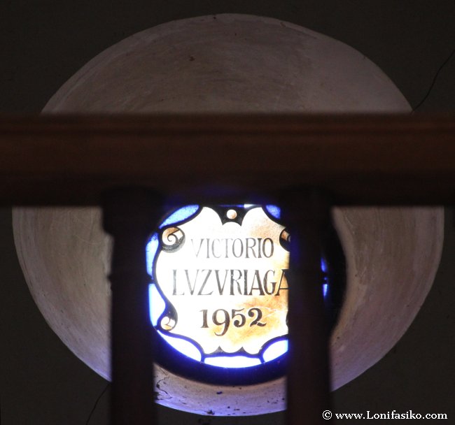 Vidriera con el nombre de Victorio Luzuriaga