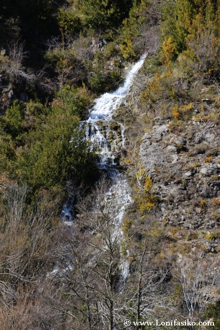 Cascada sobre la presa de Aranbaltza, en Izki