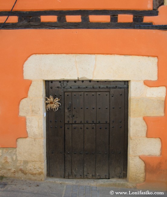 Eguzki-lore en la puerta de las casas del pueblo, símbolo de protección