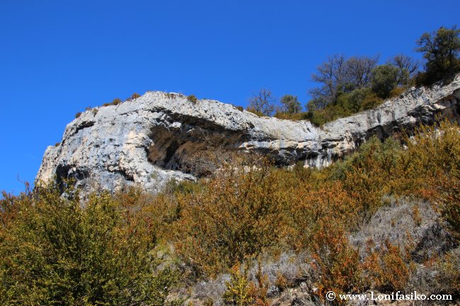 La senda Bujanda-Korres discurre entre farallones rocosos