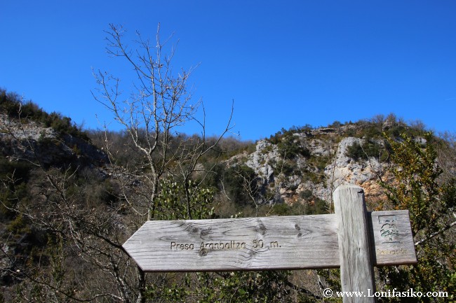 Señalización y desvío hacia la presa de Aranbaltza