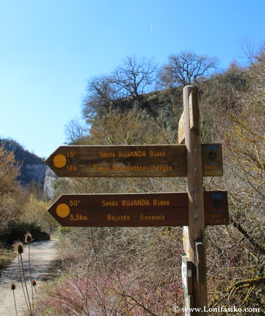 Desvío hacia senda Bujanda, excelente señalización en el Parque Natural de Izki