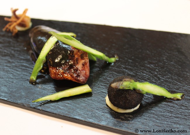 Chipirón relleno con cremoso de su tinta y raba y croqueta