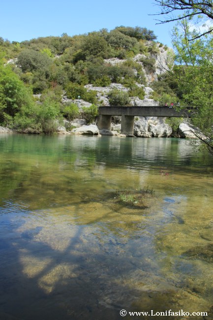 Puente y aguas cristalinas del río Salazar