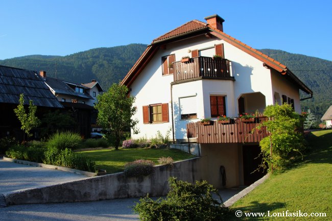 Casas pintorescas en la estación de esquí de Kranjska Gora