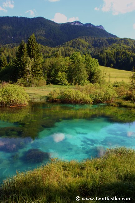 Los colores del agua y el paisaje que rodea al nacimiento del río Sava Dolinka