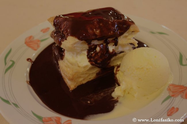 Tarta de hojaldre con nata y chocolate, uno de los postres del restaurante Kobika