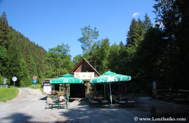 Bar-restaurante y acceso al manantial de Zelenci