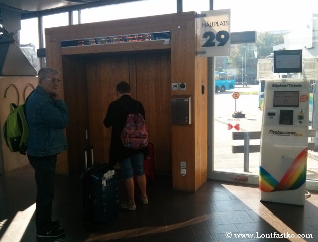 Puertas de acceso a los autobuses en la terminal Nils Ericson de Göteborg