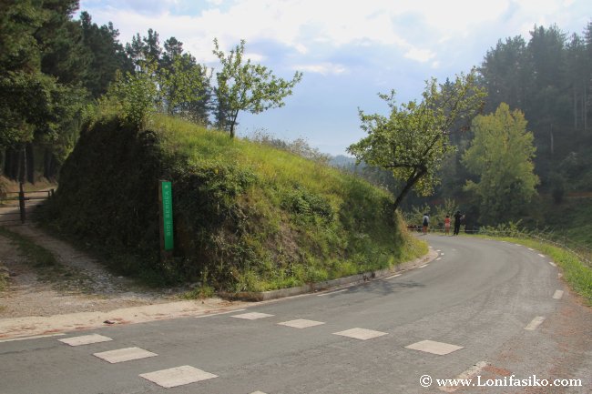 Zona de Makinetxe y carretera que cruza la vía verde