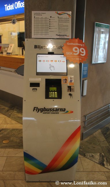 Máquina para compra de tickets de autobús de Flygbussarna en el aeropuerto
