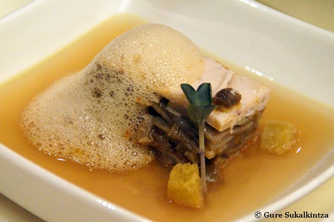 Lasagna de morros de ternera y sepia con jugo de chipirones