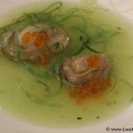 Sopa templada de ostras, algas y huevas de salmón