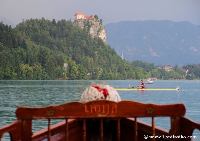 Castillo de Bled desde la orilla del lago Bled