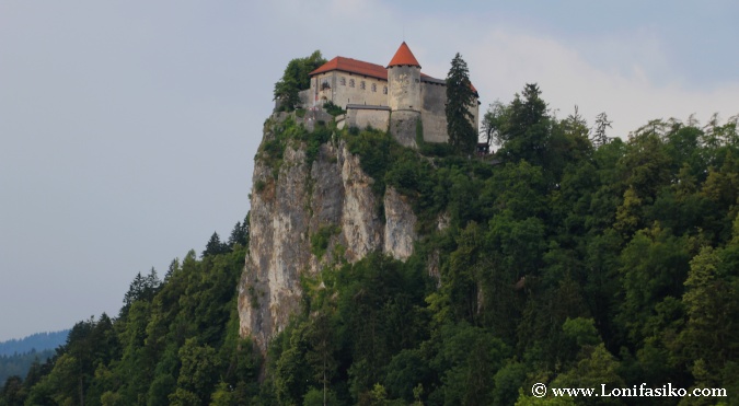 Castillo de Bled sobre el acantilado