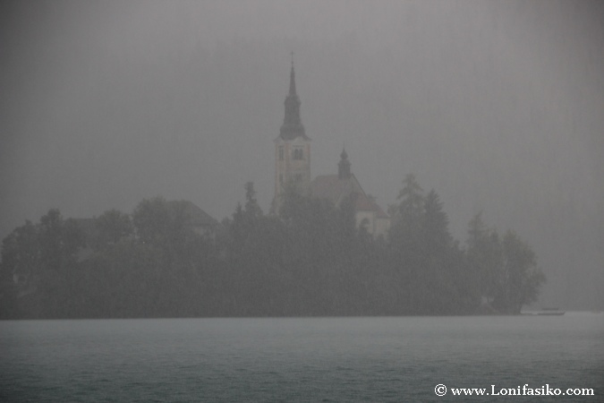 Lluvia torrencial sobre el lago Bled