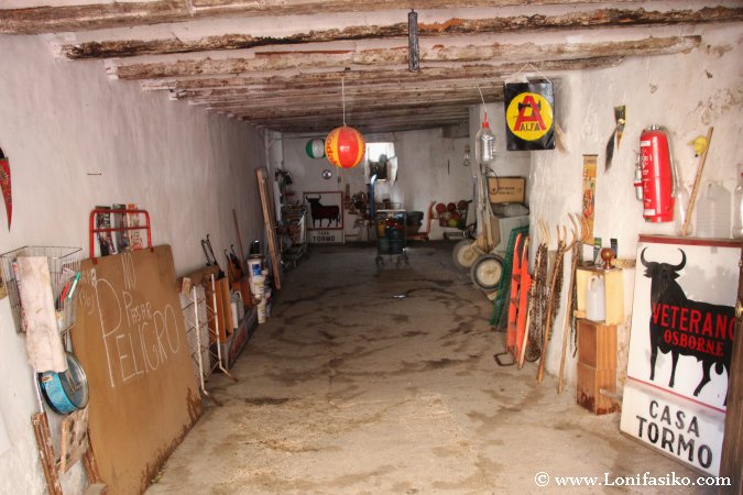 Curioso garaje en el centro del pueblo