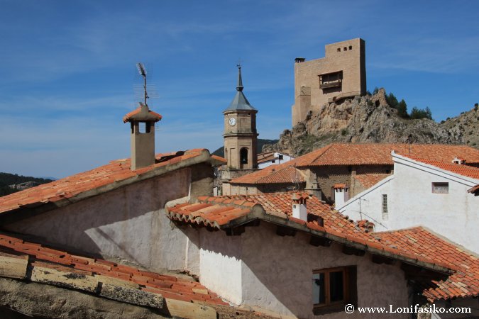 Castillo, iglesia y tejados de Alcalá de la Selva