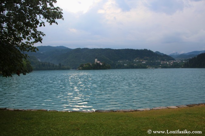 Baño relajante en el lago Bled