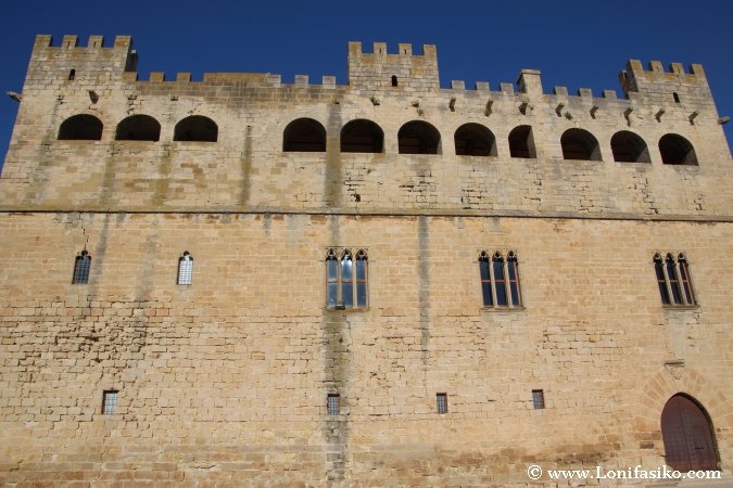 Imponente fachada del castillo de Valderrobles