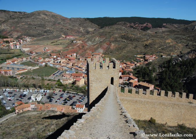 Caminar por las murallas de Albarracín