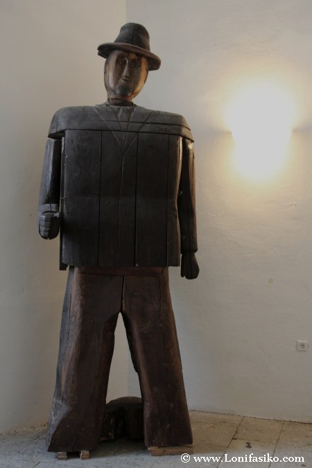 Hombre de madera en el museo etnográfico