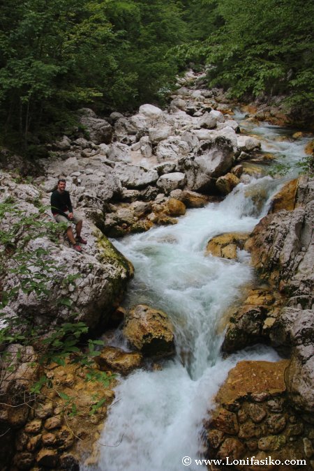 Río junto a la entrada y acceso a la cascada de Savica