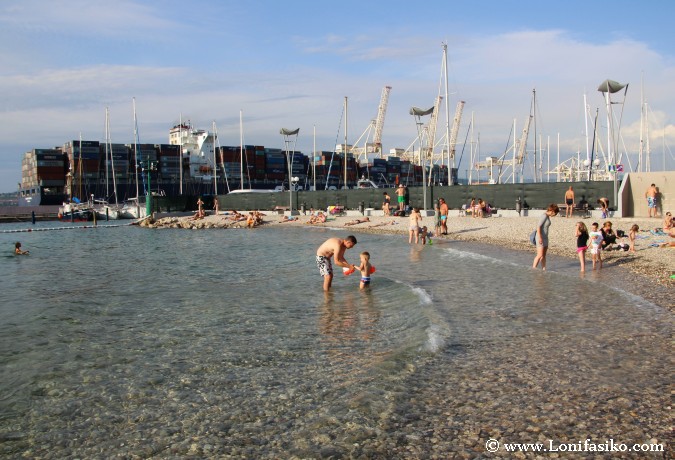 Playa al lado del puerto de Koper