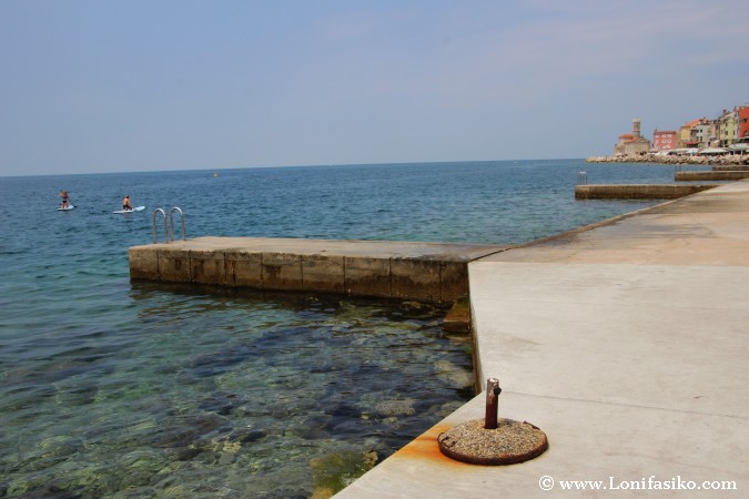Zona de baño en el paseo marítimo de Piran