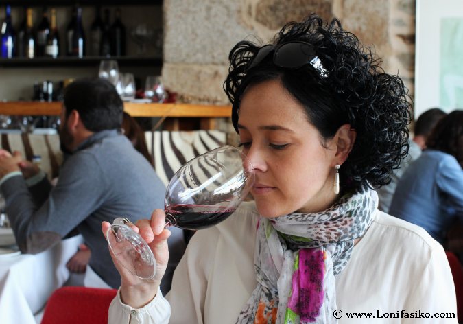 Cómo oler un vino. Cata de vino por mujeres. El papel de la mujer en el mundo del vino.
