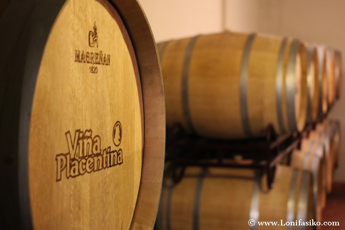 Crianza del vino en barricas de madera de roble francés