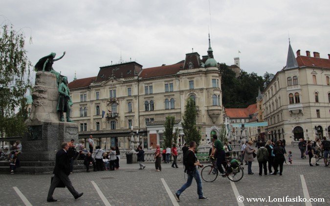 Plaza Prešernov, antesala del puente Triple