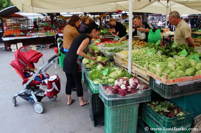 Comprar frutas y verduras en el Mercado Central de Liubliana