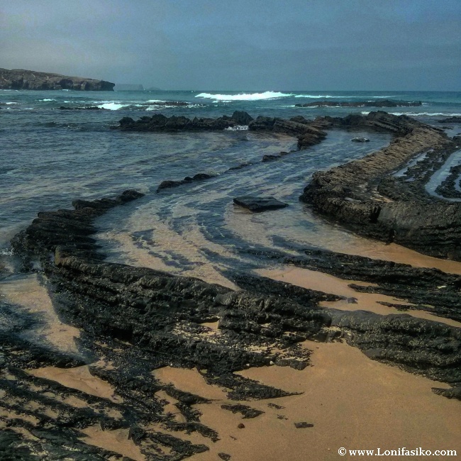 Formaciones geológicas en la costa de Portugal