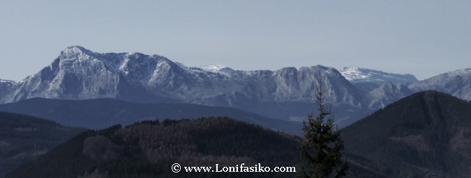 Montes del País Vasco: Anboto y Gorbea desde Azkonabieta