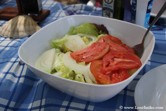 Ensalada mixta fotos: lechuga, tomate y cebolla