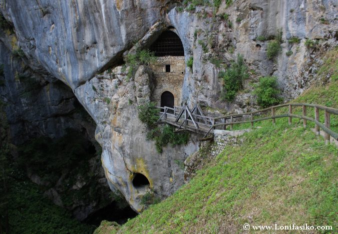 Castillo Predjama Visitar Cueva