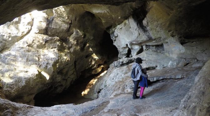 Ruta mitológica en familia por las cuevas de Baltzola