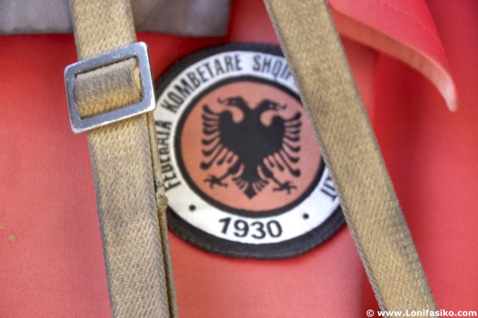 Souvenir camiseta escudo de Albania