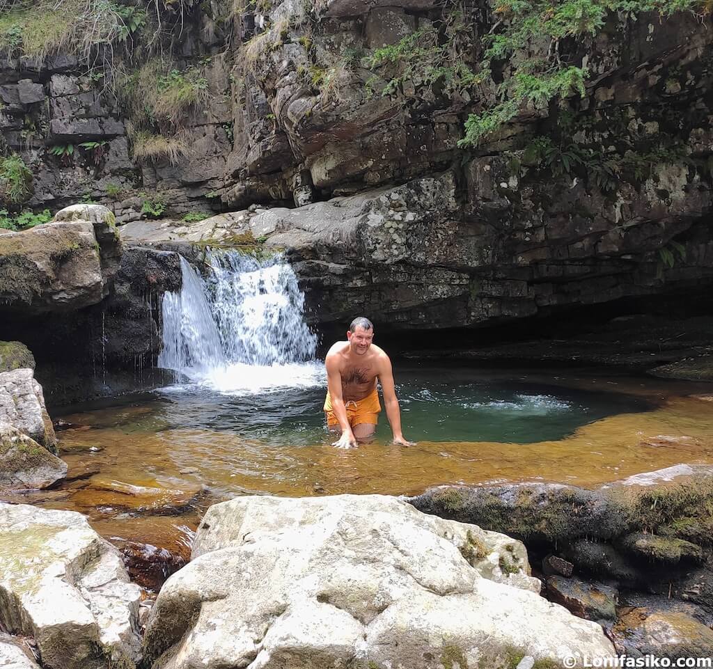 bañarse en las cascadas de puente ra la rioja