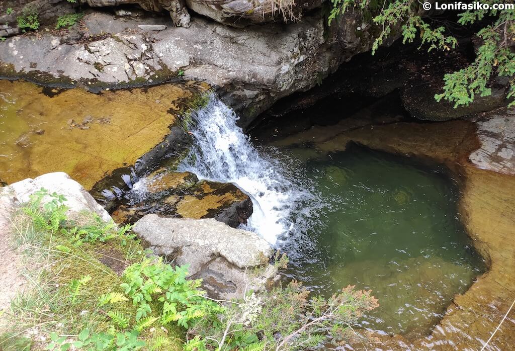 pozas de baño cascadas de puente ra la rioja